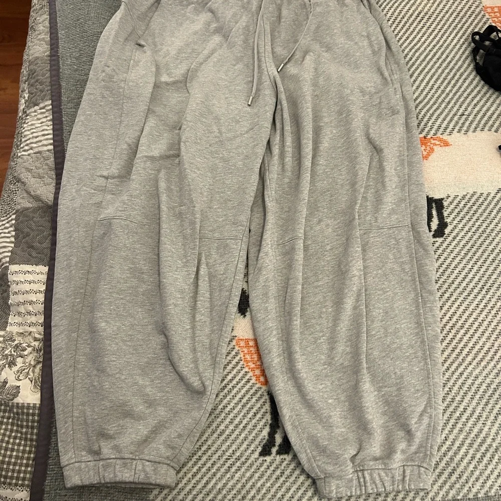 Lululemon wide leg jogging pants - Picture 2 of 5